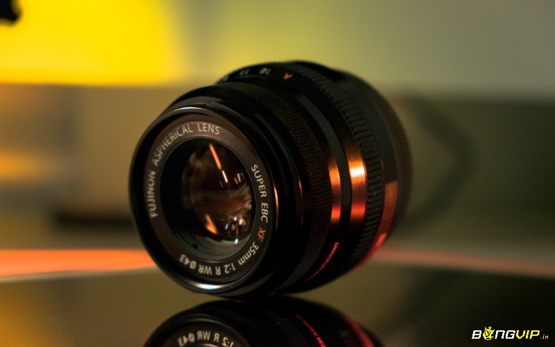Lens máy ảnh là vị trí gắn ở bên ngoài có vai trò quan trọng